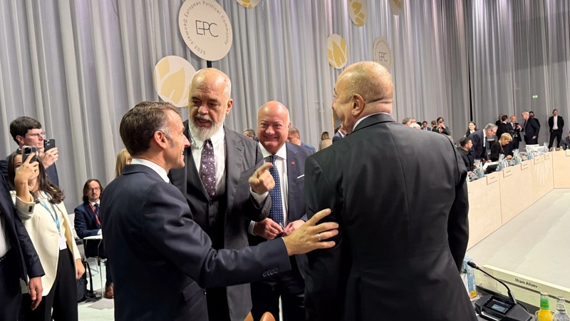 Edi Rama Makronla zarafatlaşdı: Siz Azərbaycan və Albaniyanı da təbrik etməlisiniz (VİDEO)