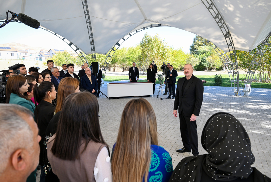 Prezident Horovlu sakinlərinə mənzillərin açarlarını təqdim etdi (YENİLƏNİB)