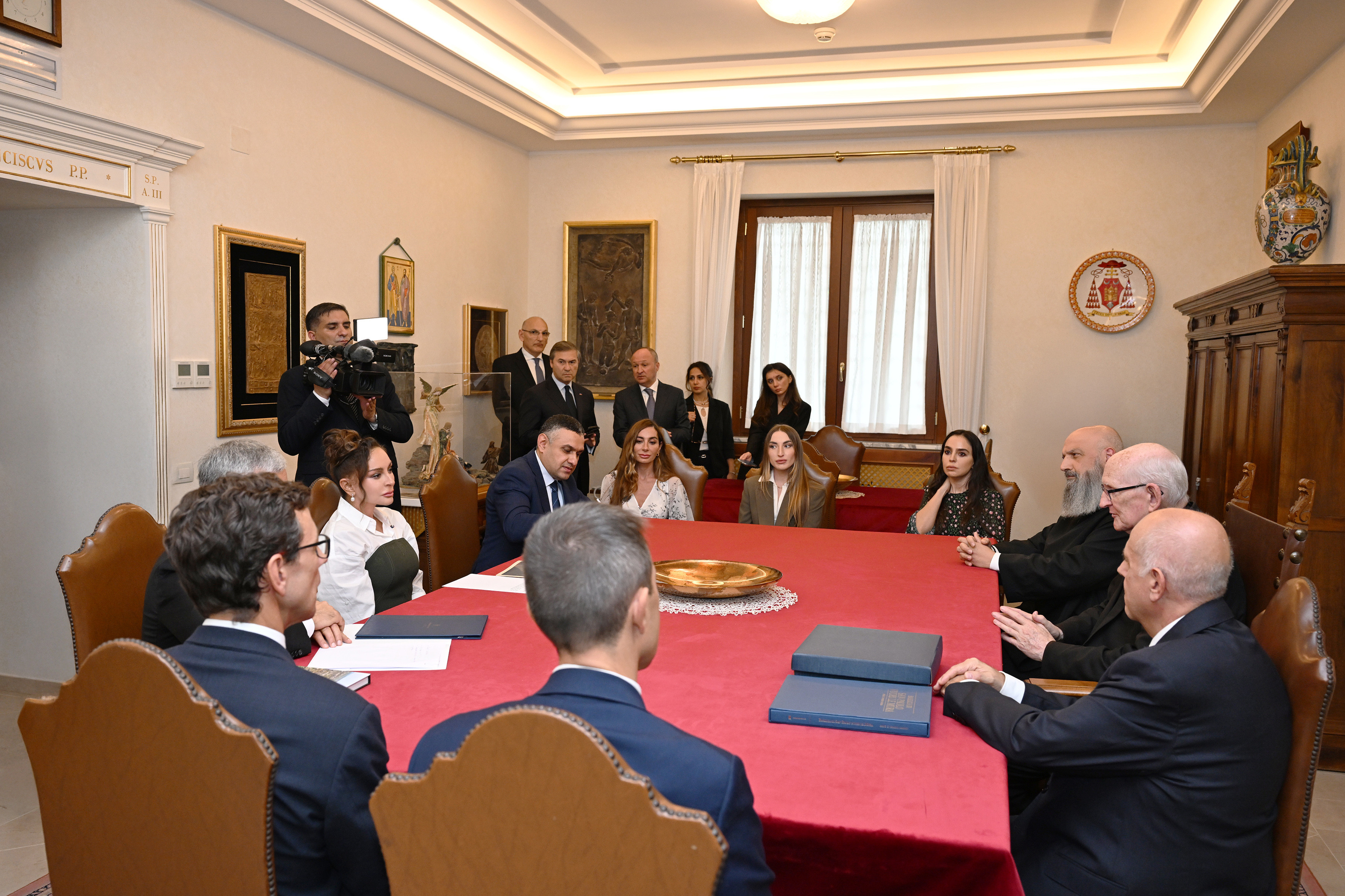 Mehriban Əliyeva Vatikanda Müqəddəs Pavel Bazilikasının baş keşişi ilə görüşdü (FOTO)