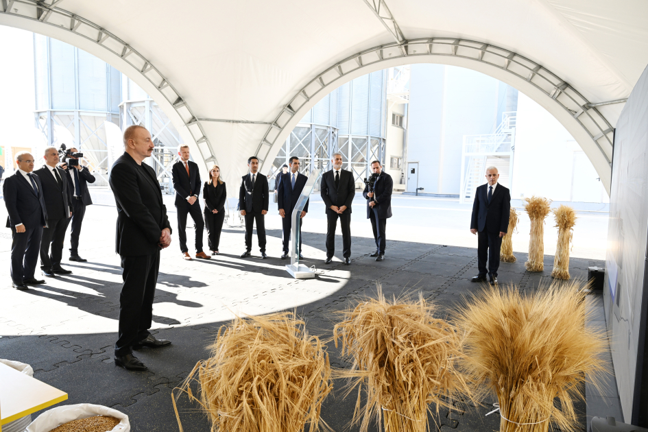 Prezident Cəbrayılda məscidin, ikinci və üçüncü yaşayış komplekslərinin təməlini qoydu (YENİLƏNİB)