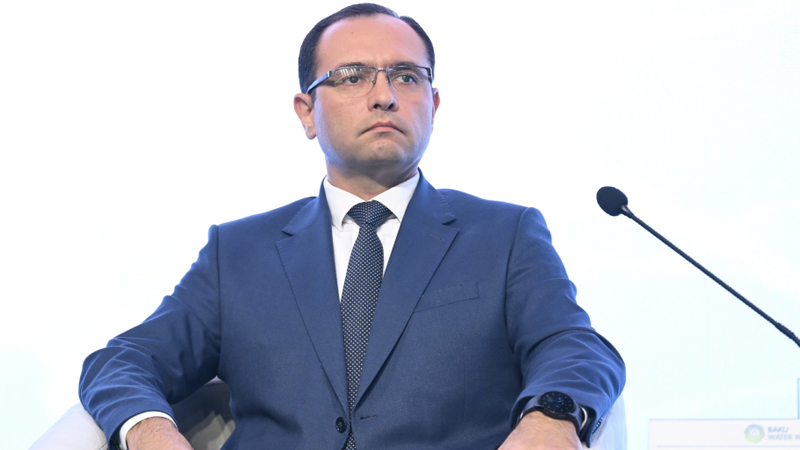 Nazir direktoru şəxsi işdən çıxardı (FOTO)