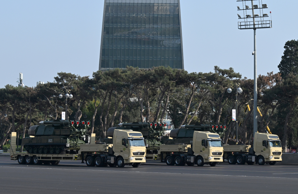 Zəfərin 5 ili: Bakıda hərbi parad keçirildi (YENİLƏNİB)