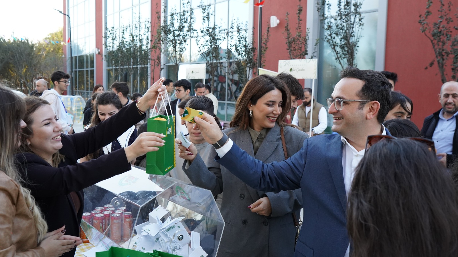 OBA marketlər şəbəkəsi ADA İbtidai Məktəbində keçirilən Payız Festivalı – Məhsul Bayramında iştirak edib