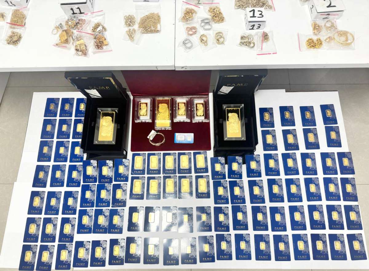 İstanbuldan Bakıya 2,4 milyonluq qızıl-brilyant keçirmək istədilər (FOTO)