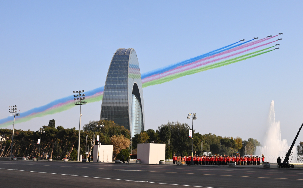 Zəfərin 5 ili: Bakıda hərbi parad keçirildi (YENİLƏNİB)