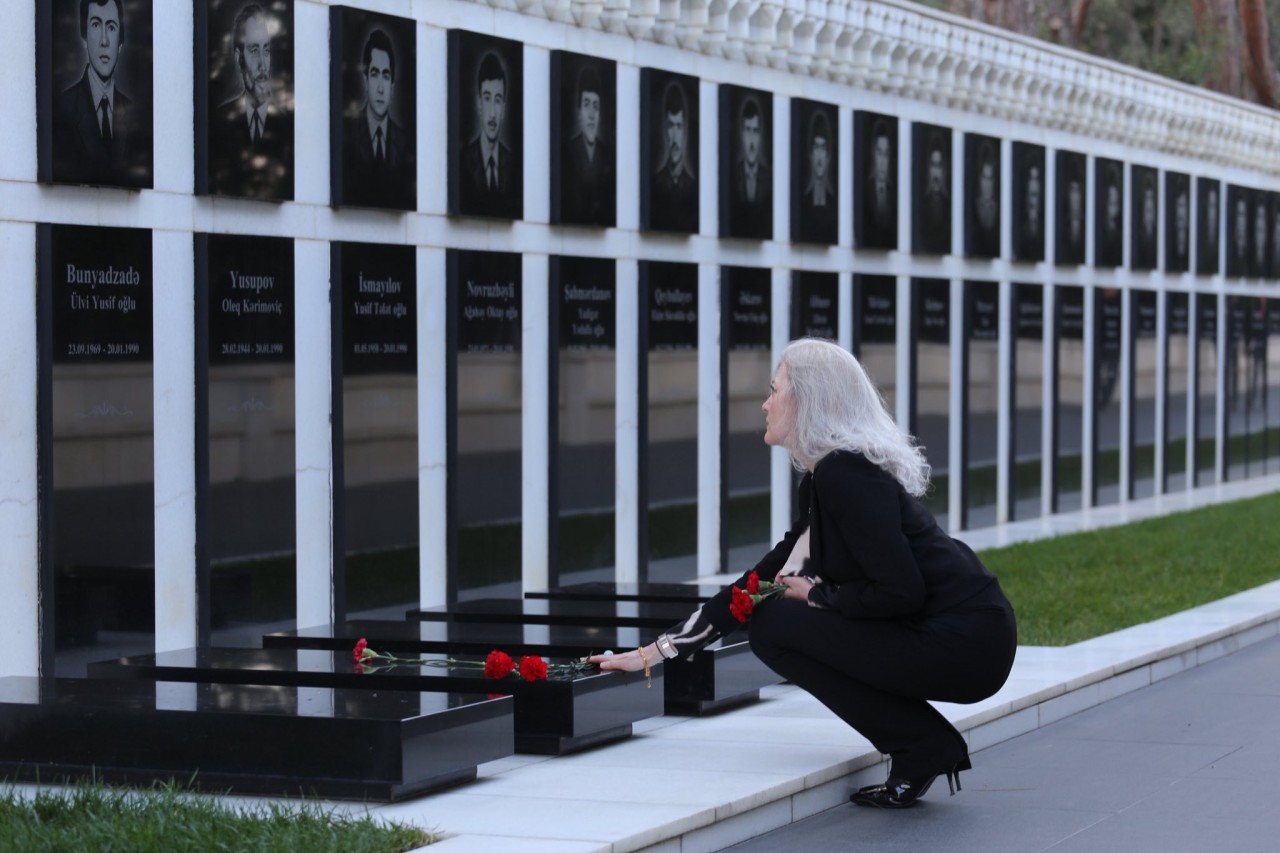 ABŞ dövlət katibinin siyasi məsələlər üzrə müşaviri Şəhidlər Xiyabanını ziyarət etdi