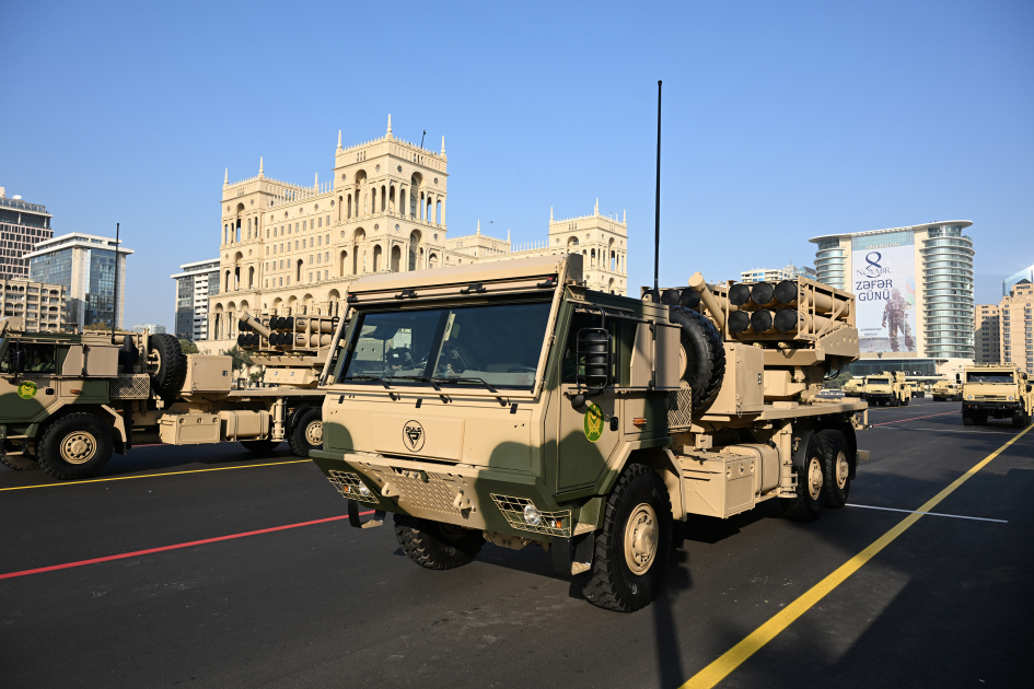 Zəfərin 5 ili: Bakıda hərbi parad keçirildi (YENİLƏNİB)