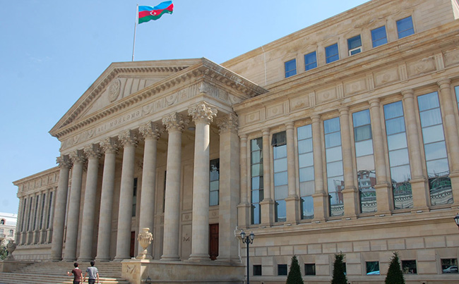 Ali Məhkəmə hakiminin fəaliyyətinə xitam verildi