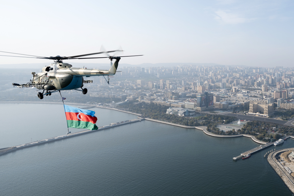 Zəfərin 5 ili: Bakıda hərbi parad keçirildi (YENİLƏNİB)