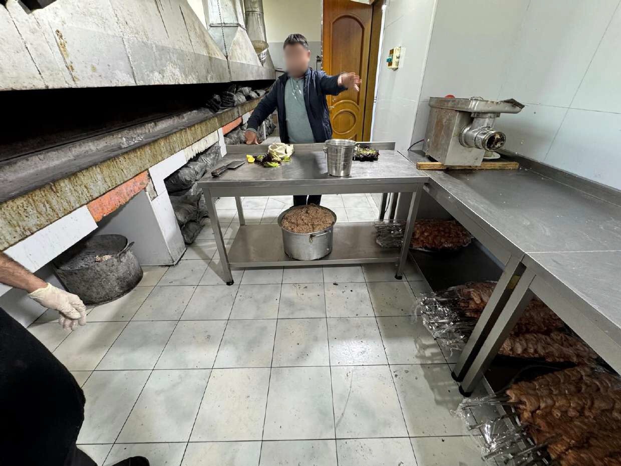 “Aqat”da insanlara camış əti verilirmiş (FOTOLAR)