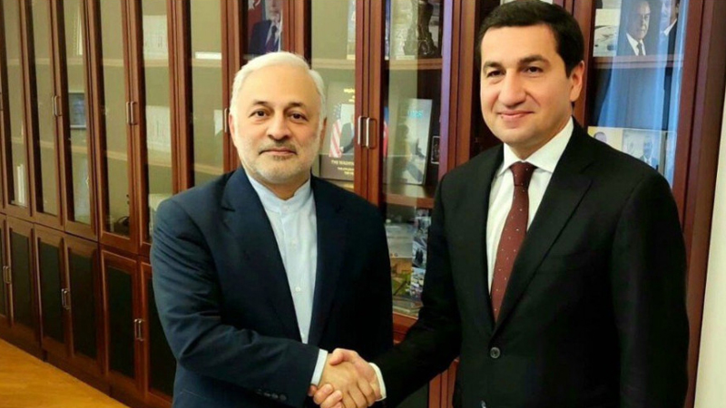 Hikmət Hacıyev İran rəsmisi ilə regional məsələləri müzakirə etdi