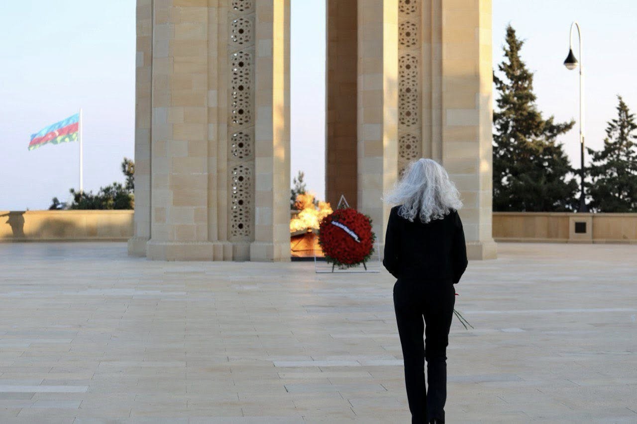 ABŞ dövlət katibinin siyasi məsələlər üzrə müşaviri Şəhidlər Xiyabanını ziyarət etdi