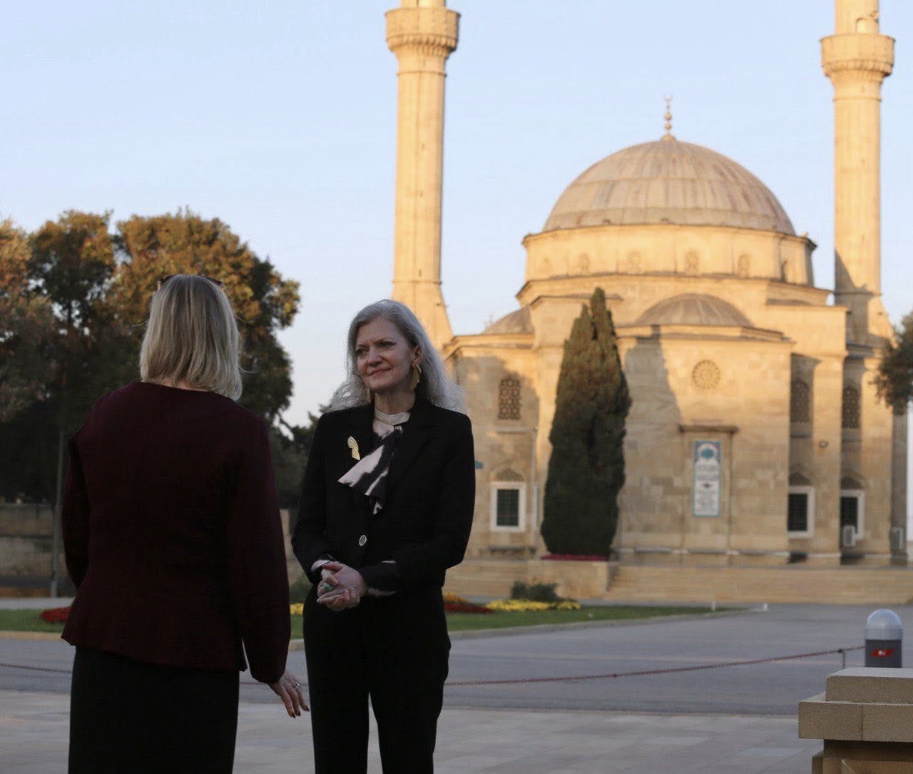 ABŞ dövlət katibinin siyasi məsələlər üzrə müşaviri Şəhidlər Xiyabanını ziyarət etdi