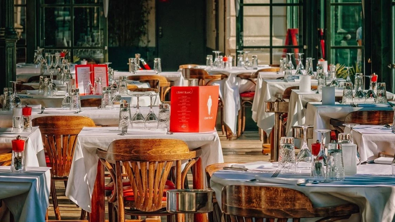 Bakıda müğənni restoranda sevgilisini döydü