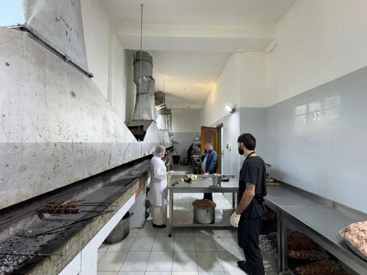 “Aqat”da insanlara camış əti verilirmiş (FOTOLAR)