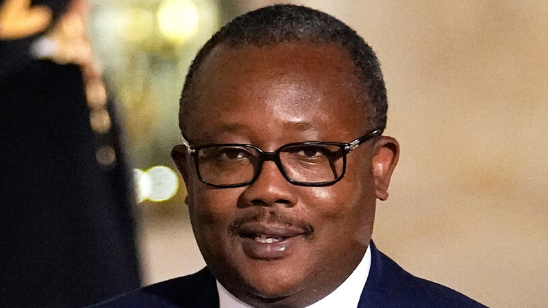 Bu ölkədə çevriliş oldu: Prezident həbs edildi