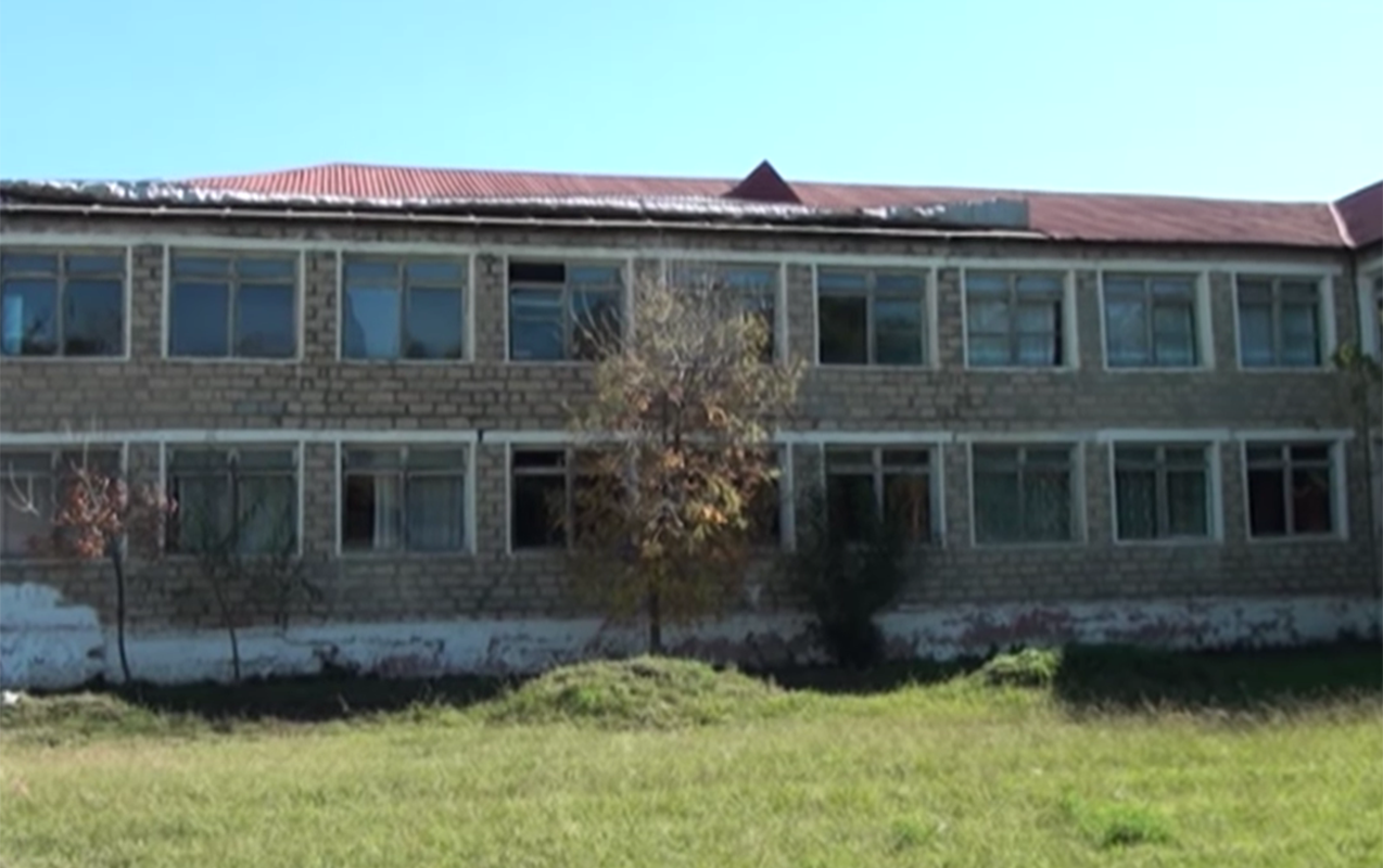 Bu məktəbdə dərslər dəhlizdə keçirilir (VİDEO)