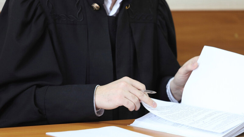 5 hakimi təhqir edən şəxs həbs edildi - 10 min təzminat alacaqlar