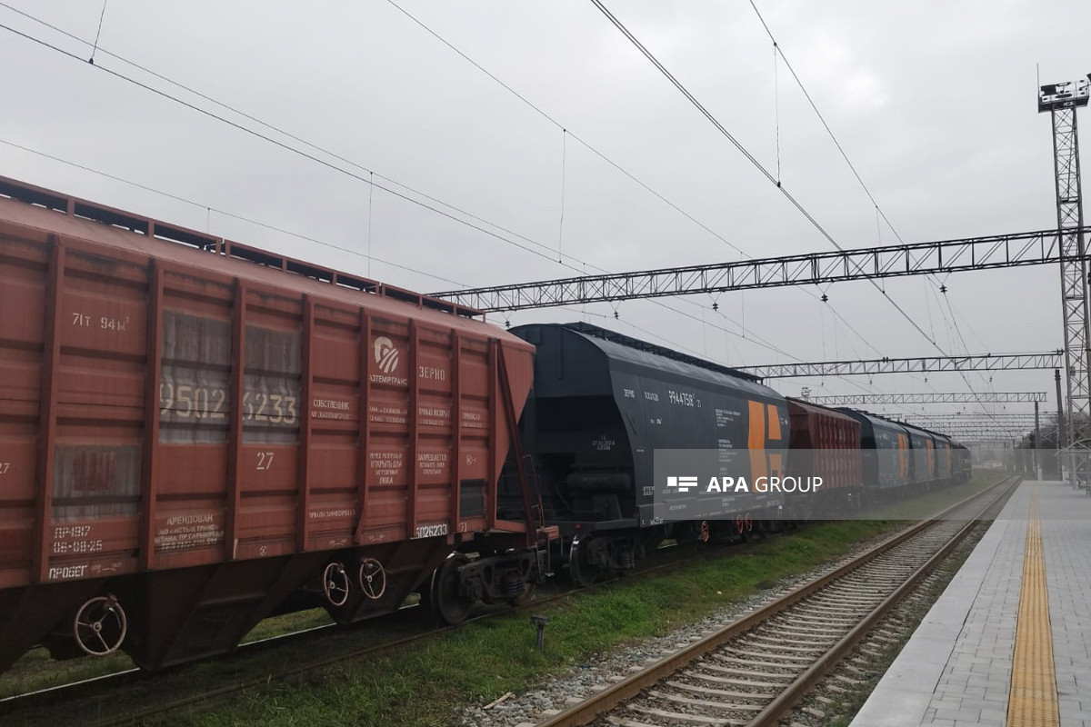 Qazaxıstan taxılı ilə yüklənmiş qatar Azərbaycandan Ermənistana yola salınır (FOTO)