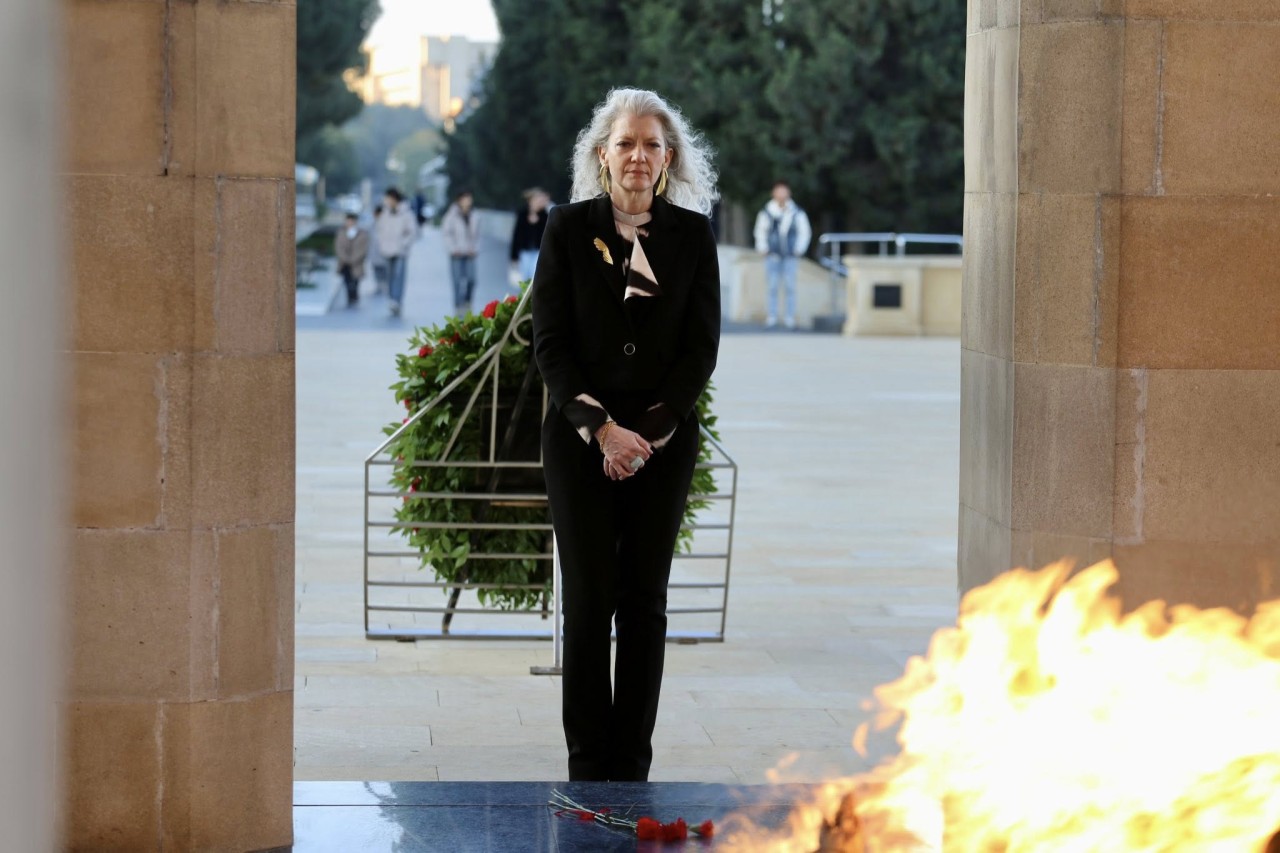 ABŞ dövlət katibinin siyasi məsələlər üzrə müşaviri Şəhidlər Xiyabanını ziyarət etdi