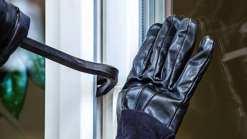 Naxçıvanda tələbənin qeyri-adi oğurluq planı: Anasının yaylığı və sapsız bel...