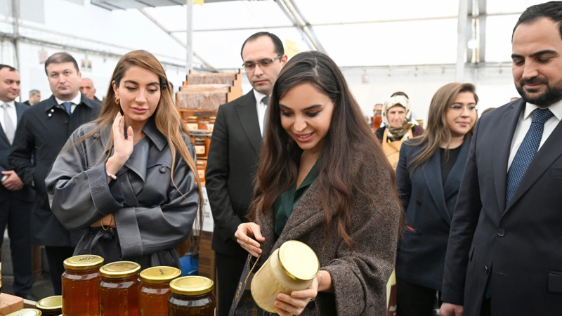 Leyla Əliyeva və Arzu Əliyeva arıçılıq məhsullarının sərgi-satış yarmarkasını ziyarət etdi (FOTO)