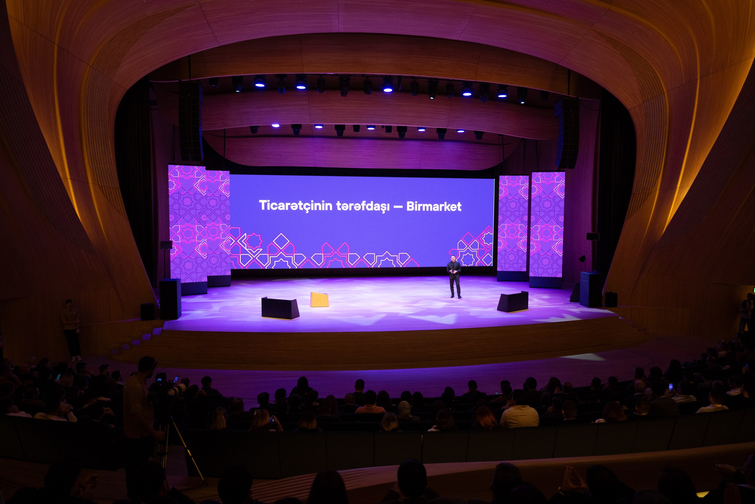 Birmarket ticarətçilərlə birgə ölkədə biznesi irəli aparır