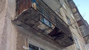 Bakıda binanın eyvanı uçdu - Xəsarət alan var