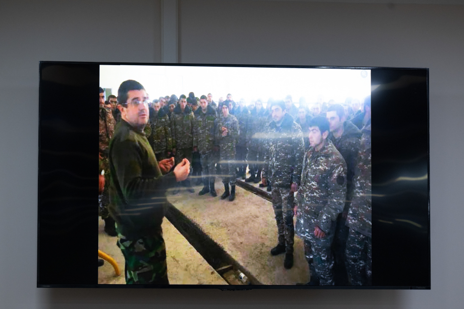 Məhkəmədə hərbi cinayətlərdə təqsirləndirilən erməniəsilli şəxslərlə bağlı sübutlar elan olundu (FOTO)