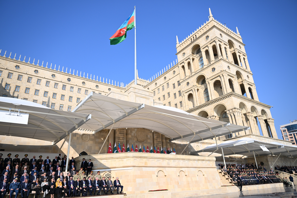 Zəfərin 5 ili: Bakıda hərbi parad keçirildi (YENİLƏNİB)