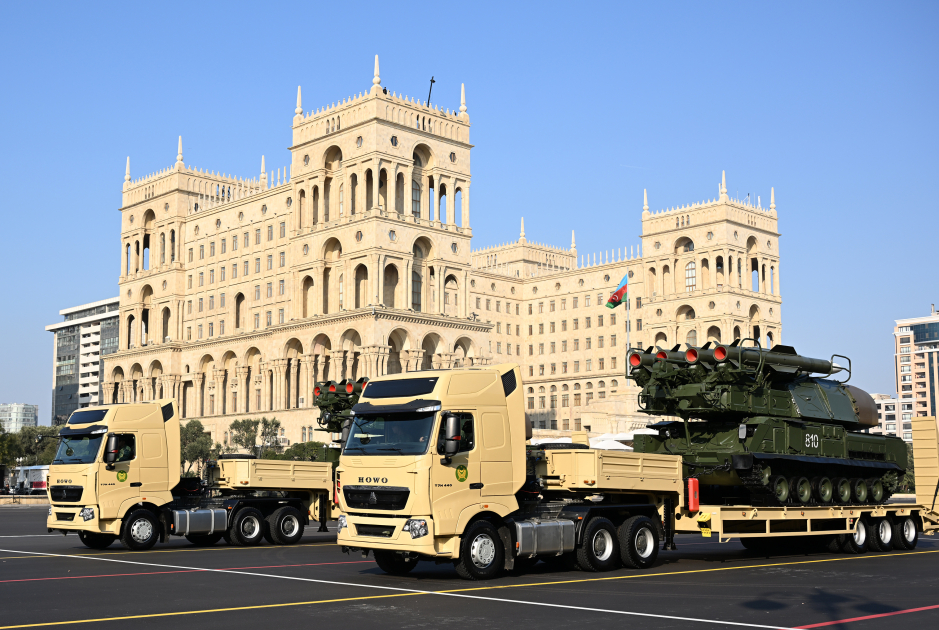 Zəfərin 5 ili: Bakıda hərbi parad keçirildi (YENİLƏNİB)