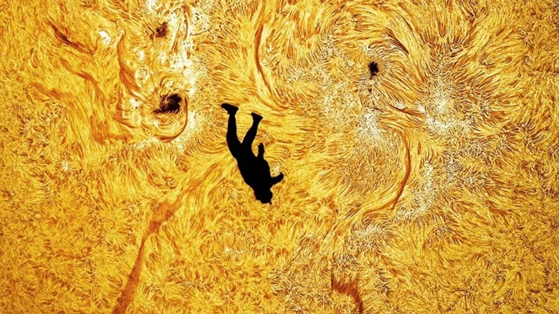 Günəşin qarşısından düşən adam: Tarixi foto necə çəkilib?