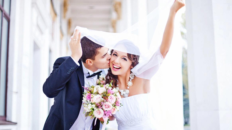 Psixoloq nikahla bağlı iki məşhur illüziyanı təkzib etdi