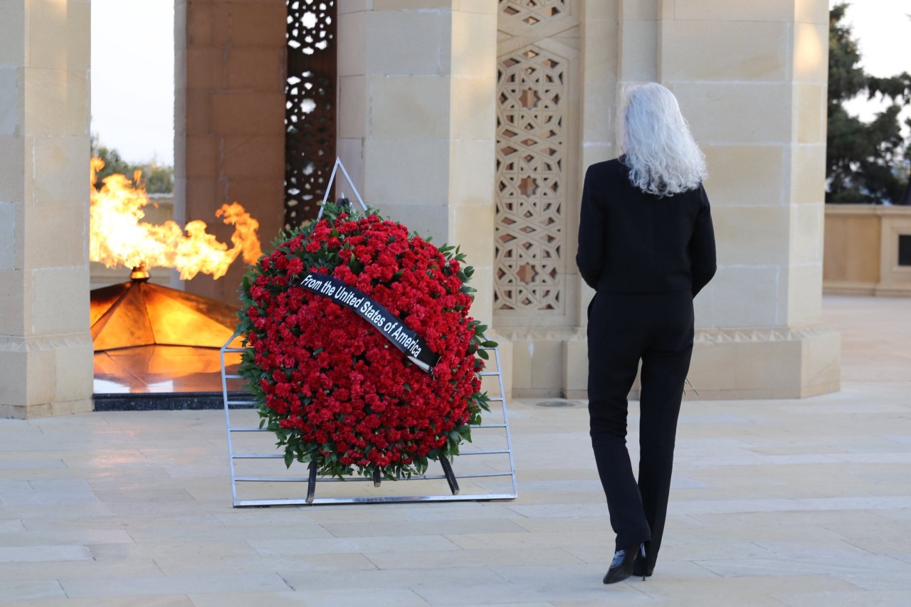 ABŞ dövlət katibinin siyasi məsələlər üzrə müşaviri Şəhidlər Xiyabanını ziyarət etdi