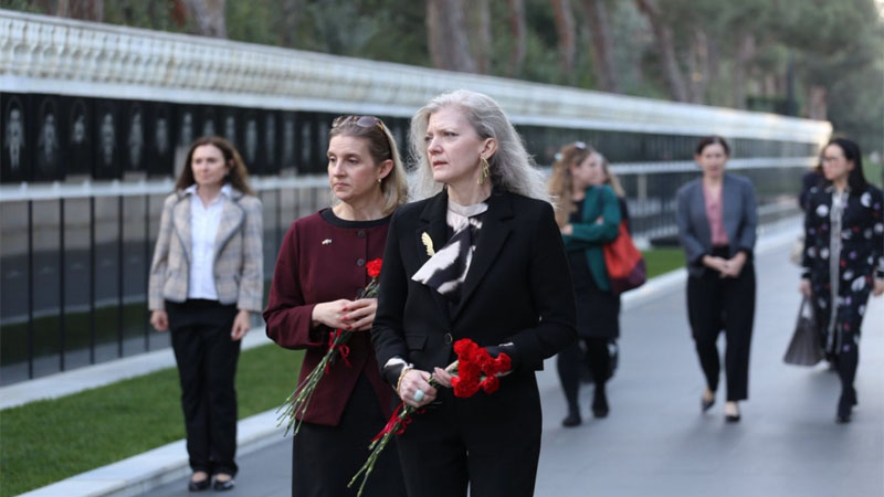 ABŞ dövlət katibinin siyasi məsələlər üzrə müşaviri Şəhidlər Xiyabanını ziyarət etdi