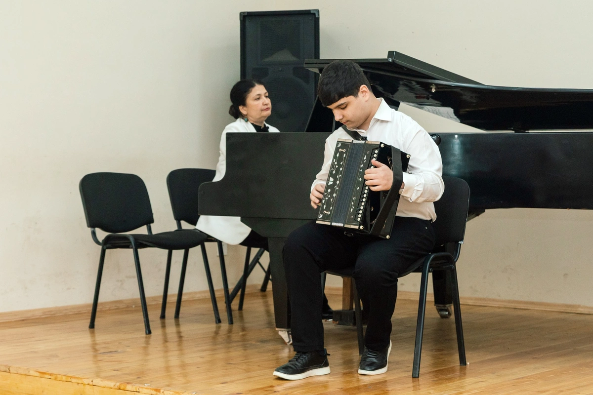 Leyla Əliyeva Mingəçevirdə şəhid ailəsini ziyarət edib, bir sıra sosial müəssisələrlə tanış oldu (FOTO)