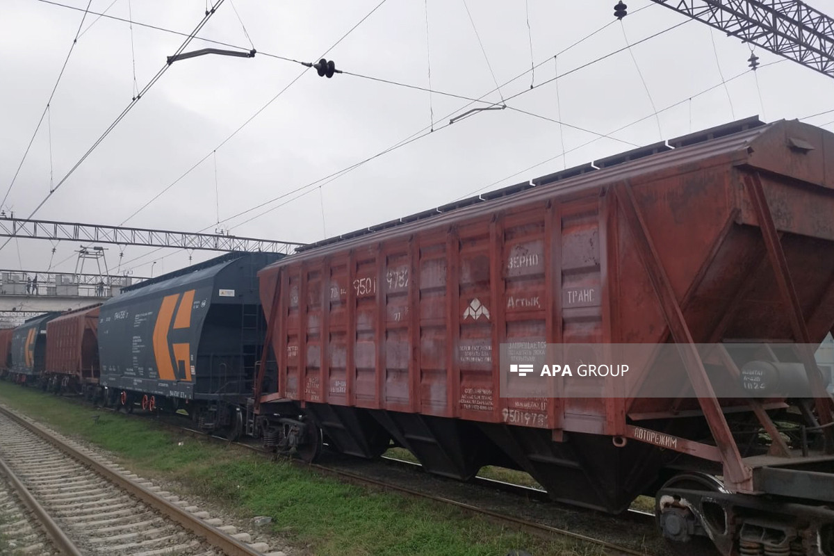 Qazaxıstan taxılı ilə yüklənmiş qatar Azərbaycandan Ermənistana yola salınır (FOTO)