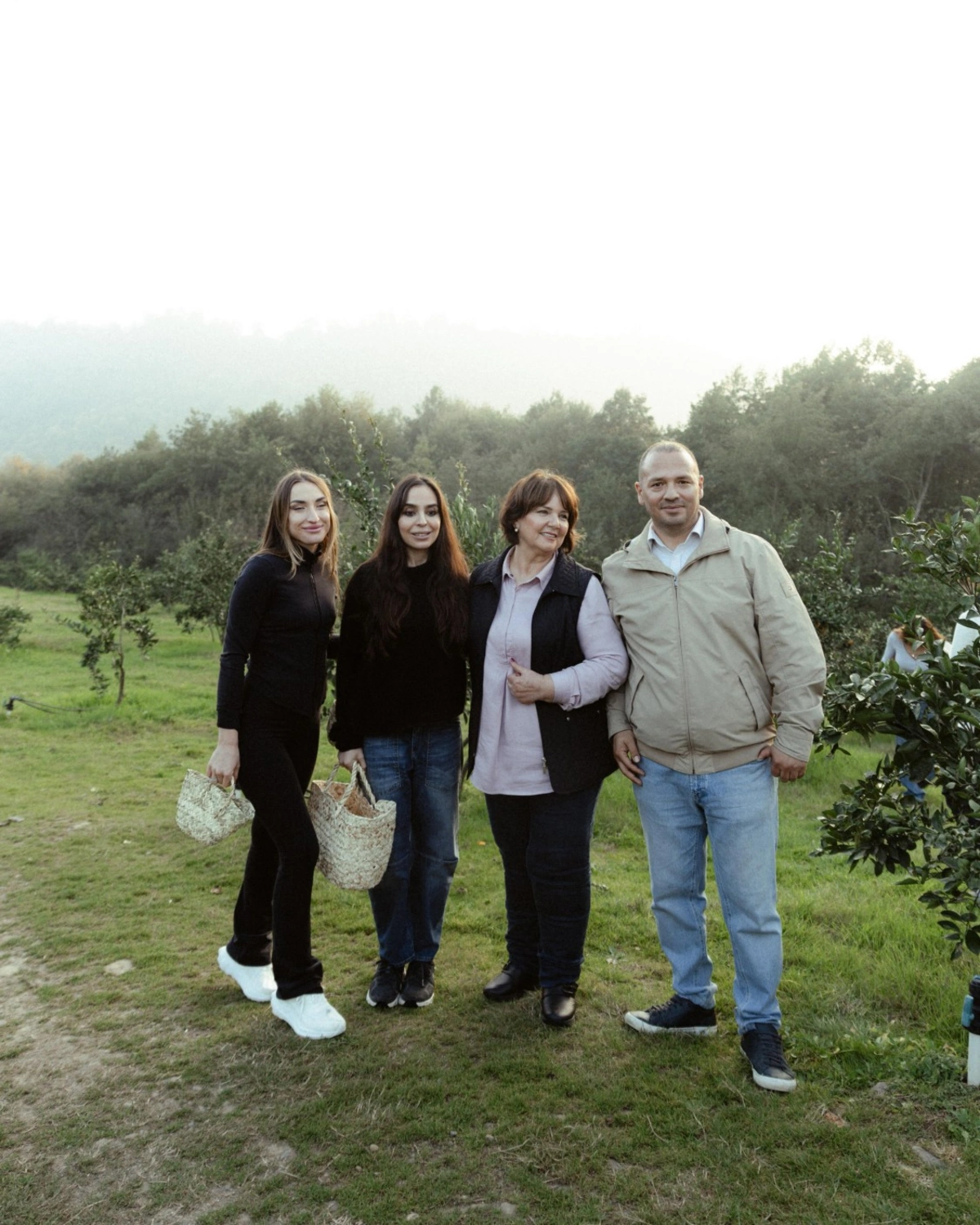 Leyla Əliyeva, Arzu Əliyeva və Alena Əliyeva Lənkəranda fermer təsərrüfatı ilə tanış oldu (FOTO)