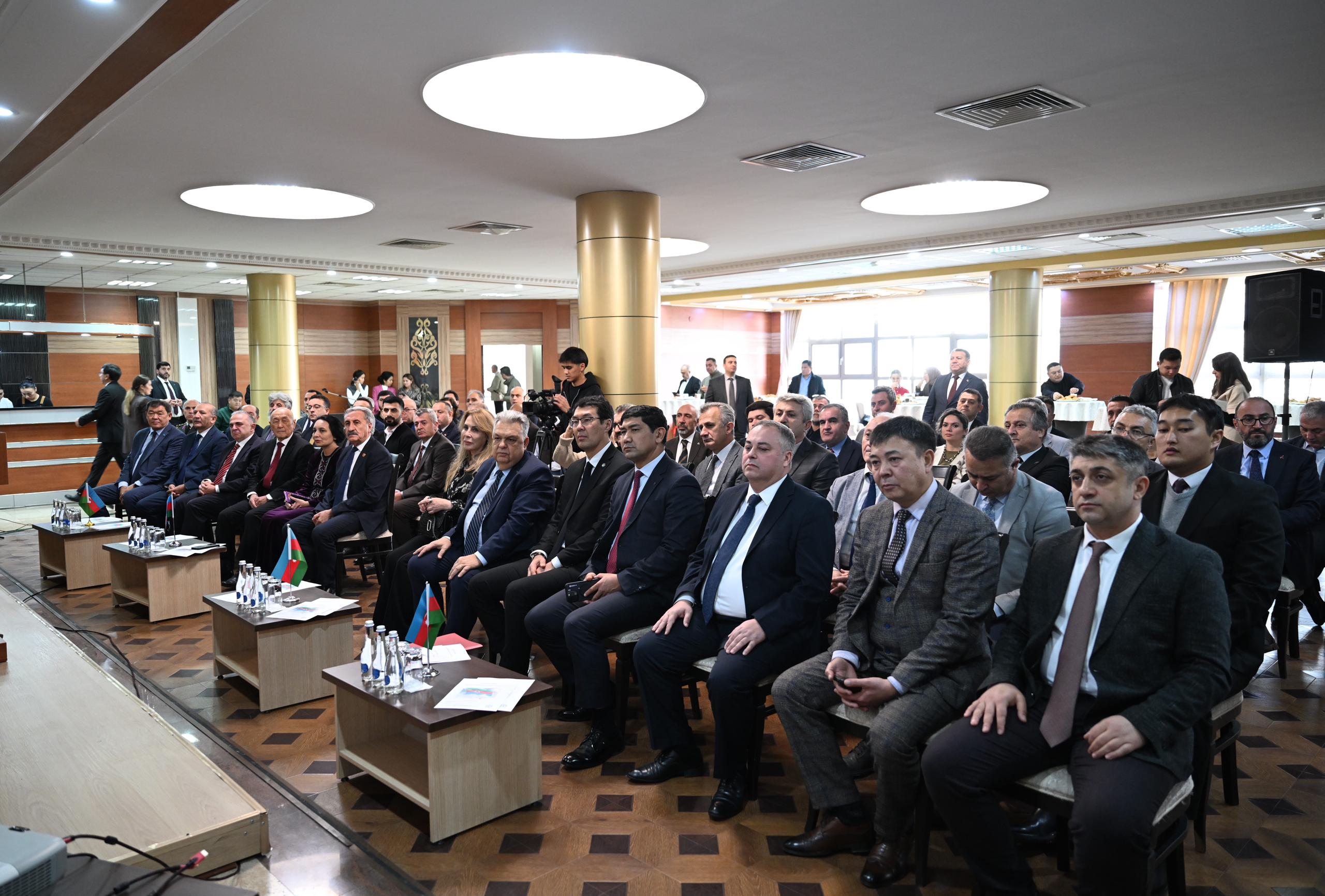 Qırğızıstanda  8 noyabr Zəfər Gününün 5-ci ildönümünə həsr olunmuş rəsmi tədbir keçirildi (FOTO/VİDEO)