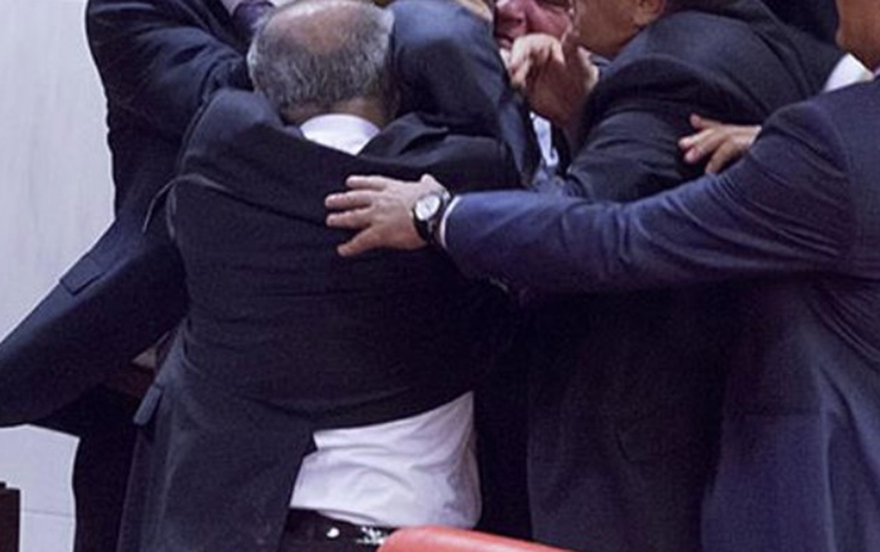 İcra Hakimiyyətində dava: Vəzifəli şəxs başçının müavininə hücum etdi