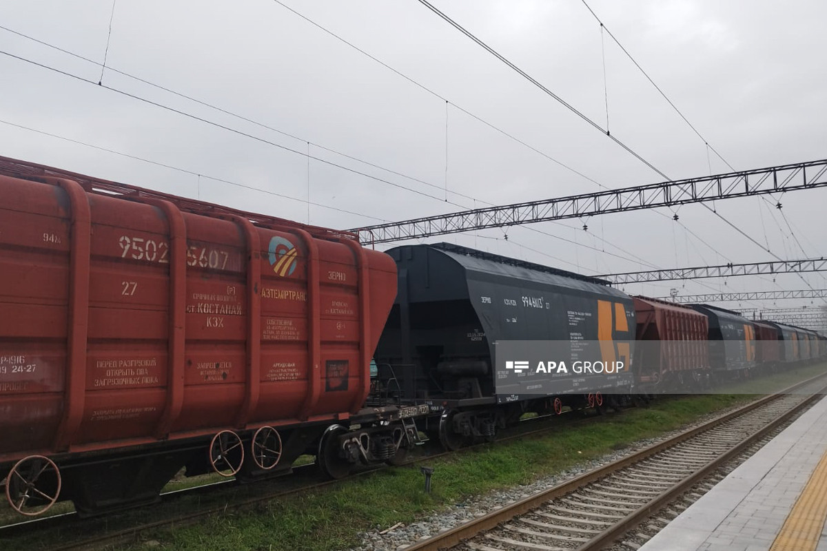 Qazaxıstan taxılı ilə yüklənmiş qatar Azərbaycandan Ermənistana yola salınır (FOTO)