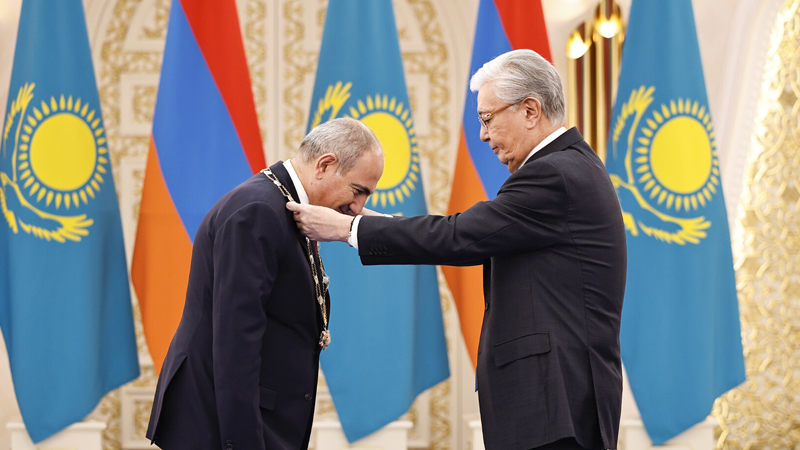 Tokayev Paşinyanı niyə ali dövlət mükafatı ilə təltif etdi? - Deputat