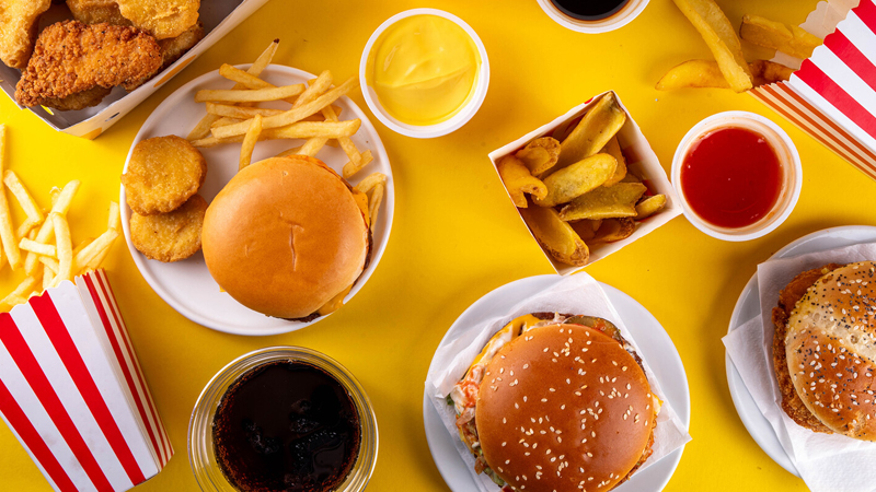 Bəşəriyyət üçün ölümcül təhlükə yaradan qidalar: Şirkətlər insanları onlara yönəldir