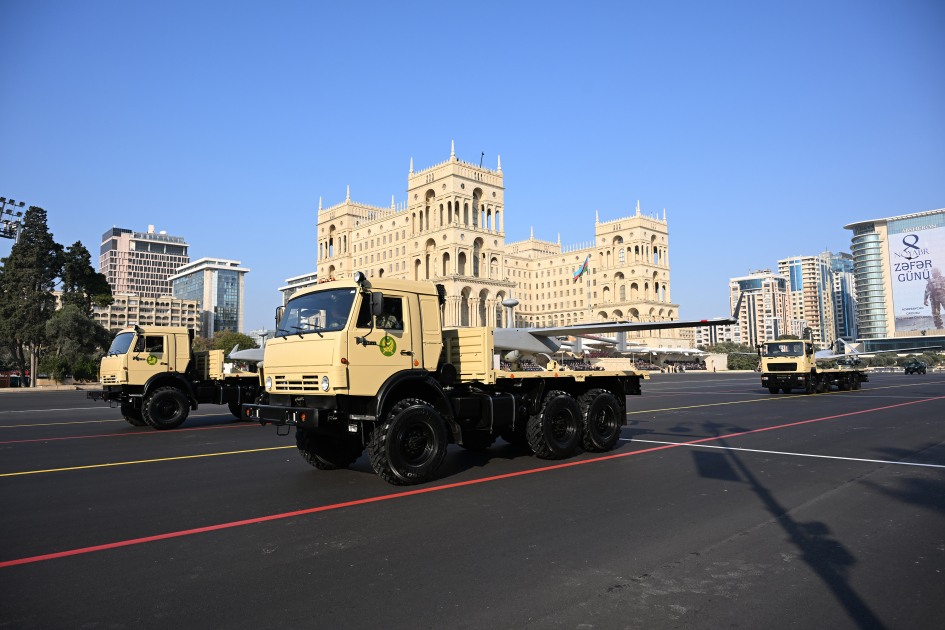 Zəfərin 5 ili: Bakıda hərbi parad keçirildi (YENİLƏNİB)