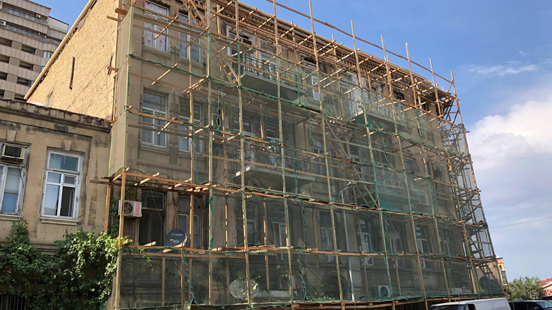 Bakıda təmir zamanı tarixi abidəyə zərər vuruldu, yağış suyu evlərə doldu (FOTO)