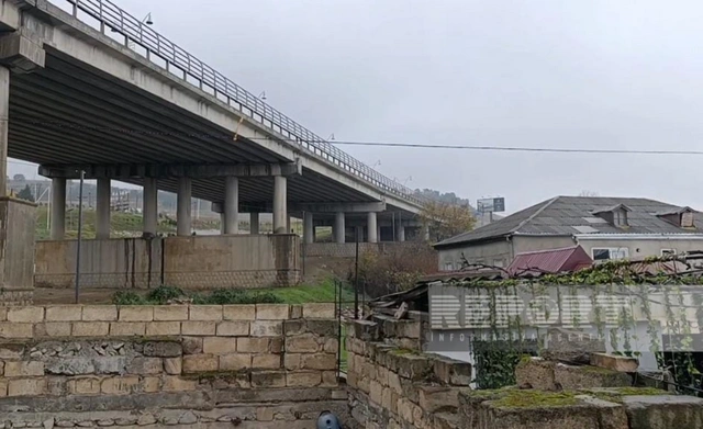Şabran körpüsünün ətrafındakı bəzi evlər qəzalı vəziyyətə düşüb (FOTO)
