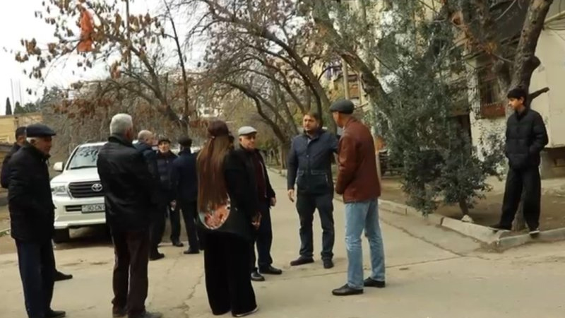 Hasar arxasında qalan sakinlər 