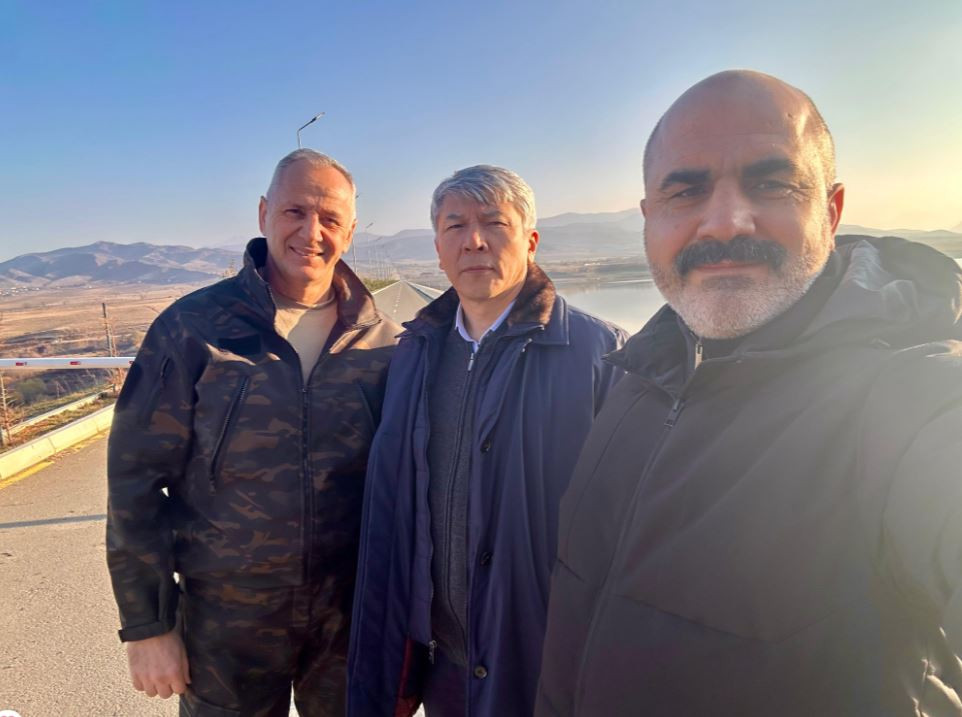 Qırğızıstanlı   səfirin   Ağdamda səmimi görüntüləri: Bulaqdan su içdi,şəhidlərin ruhuna dualar  oxudu   (FOTOLAR)