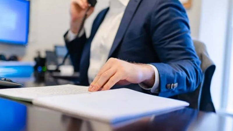 131 min manat mənimsəyən direktor: 