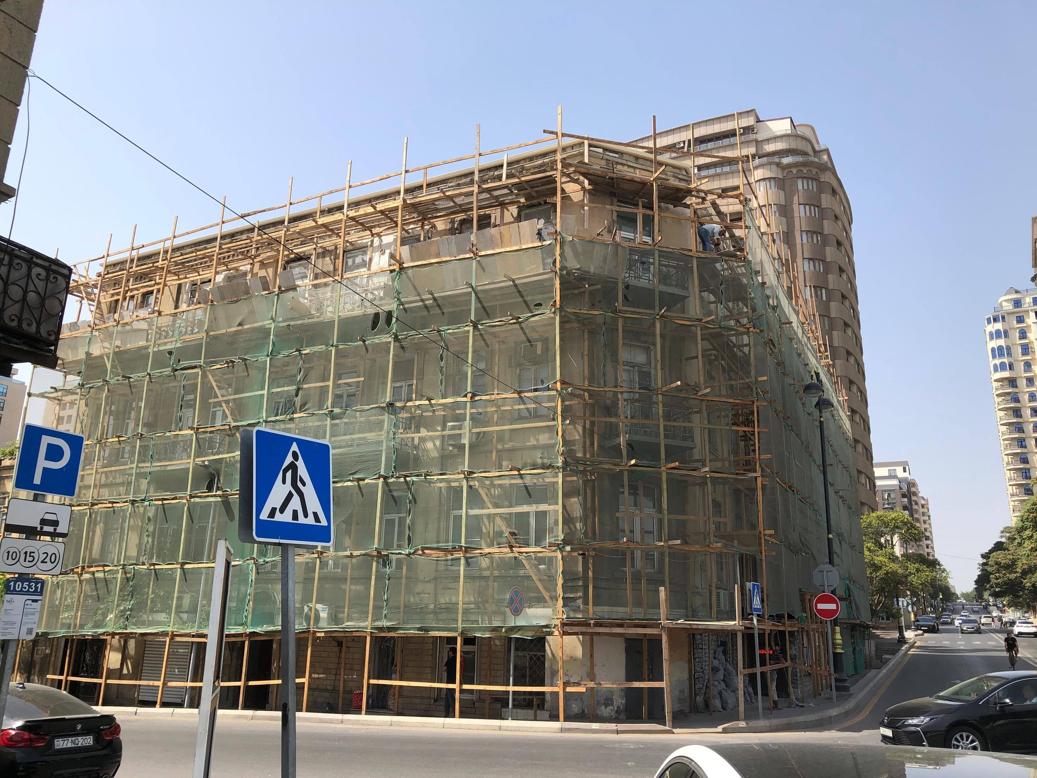 Bakıda təmir zamanı tarixi abidəyə zərər vuruldu, yağış suyu evlərə doldu (FOTO)